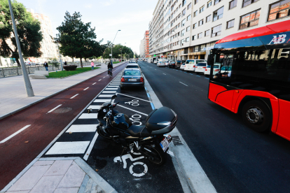 Las plazas de aparcamiento de motocicletas se sitúan junto a los pasos de peatones para aumentar la visibilidad.