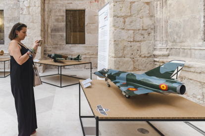 Detalles de la exposición 'Volar, historia de una aventura' en el Monasterio de San Juan.