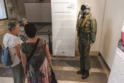 Detalles de la exposición 'Volar, historia de una aventura' en el Monasterio de San Juan.