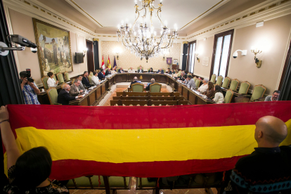 Parte del público del Pleno de la Diputación de Burgos extendió una bandera de España.