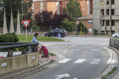 Una mujer cruza por el paso de peatones que sale del Carrefour hacia la avenida Cantabria.