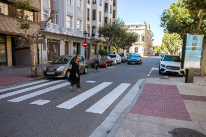 Un aparcamiento entre dos vados en la calle Eduardo Martínez del Campo impide un buen campo visual.