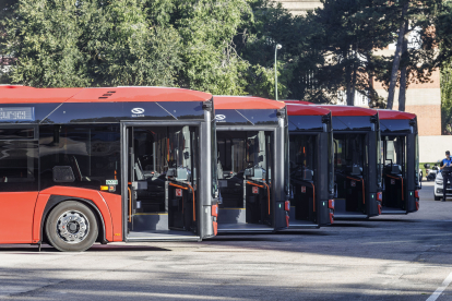 Imagen de los  nuevos cinco autobuses.