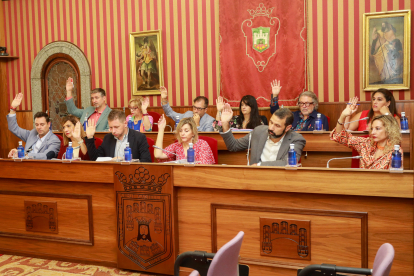 El grupo municipal socialista vota en un Pleno municipal.