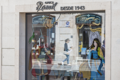 'El Cid en los escaparates' llena de color establecimientos del centro histórico
