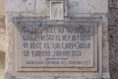 Una placa recuerda que es el escenario donde se vivió, según la tradición, la Jura de Santa Gadea.