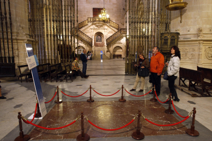 La tumba del Cid en la Catedral se ubica en el crucero de la Catedral de Burgos.