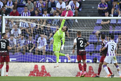 Caro trata de llegar a un balón alto en el derbi del Burgos contra el Valladolid.