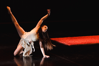 Lorena Zataraín, alumna de la primera promocion de Contemporáneo, subió al escenario su pieza 'Ella'.