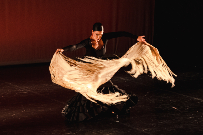 Paula Guilarte, antigua alumna de la Escuela de Danza de Burgos, bailó 'Alegrías con bata y manton'.