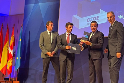 Antonio Garamendi y Miguel Ángel Benavente entregaron el premio a los fundadores de Grupo Komtes.