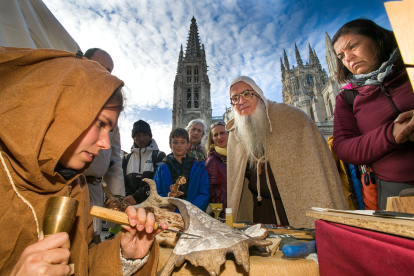 Mercados, pasacalles, torneos y batallas tomarán este fin de semana el casco histórico de Burgos para evocar su pasado medieval.