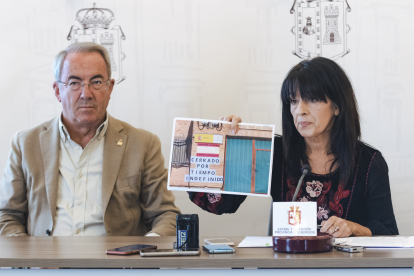 Ángel Carretón e Imma Sierra muestra una imagen del cuartel con el cartel de cerrado.