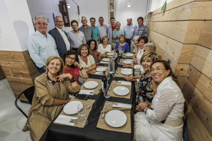 Los diez de La Itinerante, con sus mujeres, durante la cena especial de fin de temporada en La Caja.