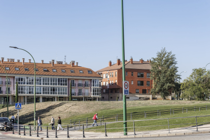 Parcela donde iría el nuevo centro sociosanitario junto a un aparcamiento de dos alturas.