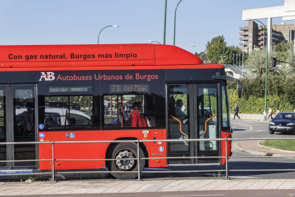Un autobús municipal en las cercanías del Hospital Universitario de Burgos.