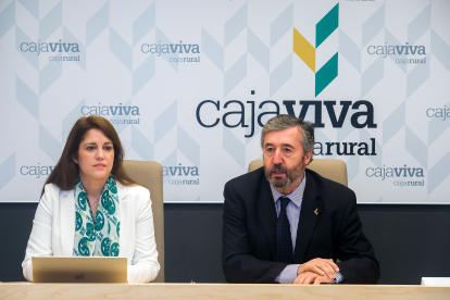 Rebeca García Pinillos, responsable de One Welfare, y el presidente de la Fundación Caja Rural, Tomás Fisac.