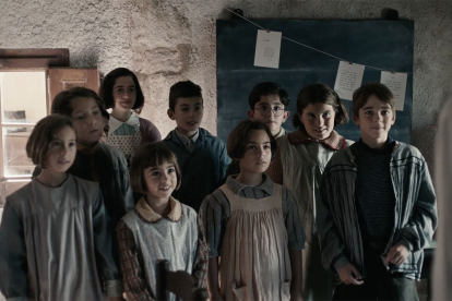 El grupo de jóvenes actores que interpretan a los alumnos de Benaiges.