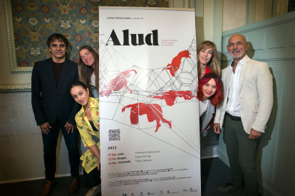 Las bailarinas de Alud junto a la concejal de Cultura, Marta Alegría, el director de la compañía Alberto Estébanez y el coreógrafo de la obra, Alfonso Ordóñez.