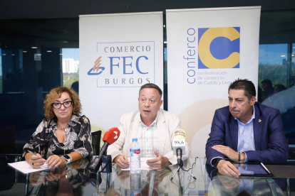 De izquierda a derecha: Consuelo Fontecha (presidenta de la FEC), Adolfo Sáinz (presidente Conferco) y Raúl Martínez (concejal Comercio Ayuntamiento de Burgos).