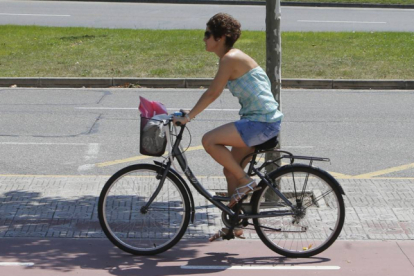 Una mujer se desplaza en bici.