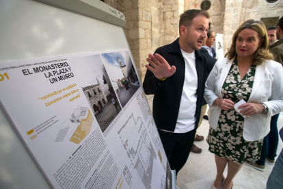 Álvaro Moral, arquitecto del equipo redactor del proyecto, muestra algunos de los detalles de la propuesta ganadora a la alcaldesa, Cristina Ayala