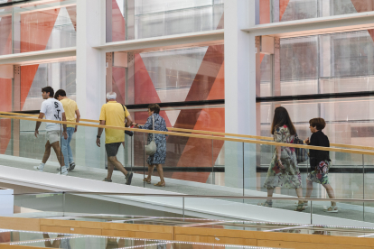 Turistas accediendo a la exposición temporal del Museo de la Evolución.