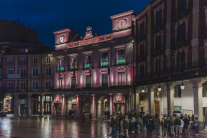 La fachada del Ayuntamiento de Burgos mostró los colores de la Asociación de Cáncer de Mama Metastásico.