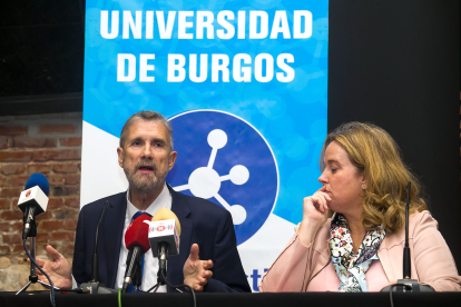 El rector de la UBU, Manuel Pérez Mateos, y la alcaldesa de Burgos, Cristina Ayala, durante la presentacion de la nueva programación de La Estación de la Ciencia.