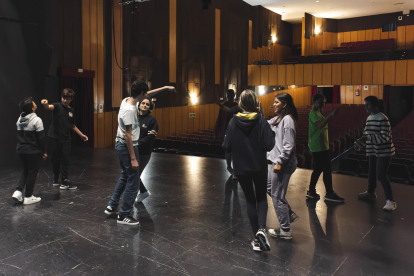 Alumnos de la Escuela Municipal de Teatro trabajan sobre el escenario del Clunia.