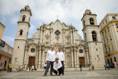 delante de la Catedral de La Habana