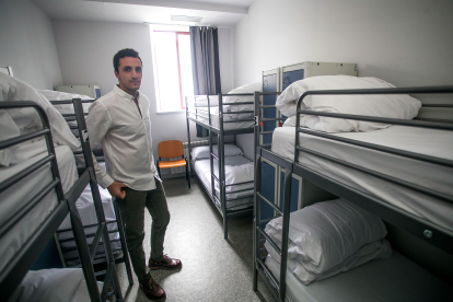 Borja Palencia, de Experiencia Nómada, en una de las habitaciones compartidas.