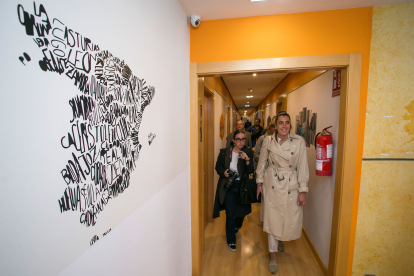 La presidenta de la Gerencia de Servicios Sociales, Andrea Ballesteros, recorre las instalaciones del Hostel Burgos.