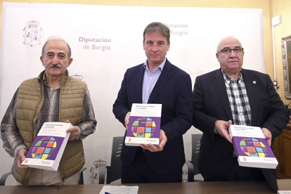 Ramiro Ibáñez, Borja Suárez y Jesús Sendino, en la presentación de la Jornada de Alcaldes.