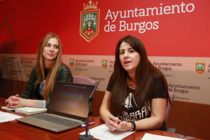 La concejala de Festejos, Carolina Álvarez, y Laura Sagredo (Zurbarán Rock).
