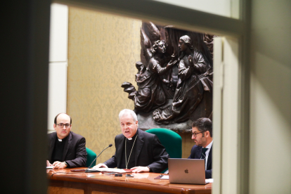 De izquierda a derecha: Carlos Azcona, Director Compliance, el arzobispo Mario Iceta, y el abogado Rafael Urquiza en la presentación de la oficina.