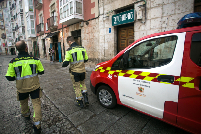 Bomberos de Burgos en La Flora informando a los locales de ocio sobre la prevención de incendios.