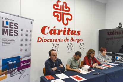 De izquierda a derecha: Mario Vivanco, delegado de Cáritas Burgos, David Polo, responsable del programa de Personas sin hogar, Pilar Martínez, coordinadora del CEIS de Fundación Lesmes, y Chus Ardón, usuaria del CEIS.
