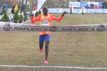 El ugandés Jacob Kiplimo traspasa la meta en primer lugar en Atapuerca.