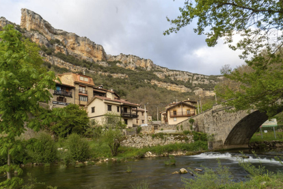 Imagen de Valdelateja, con el río Rudrón a su paso.