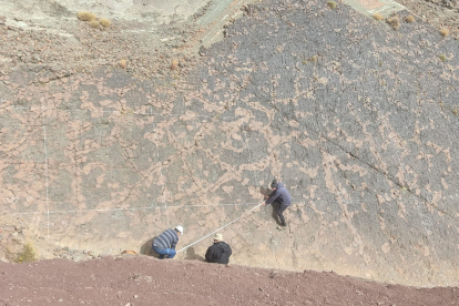 Excavación en el yacimiento de Imilchil que tiene un recorrido de huellas de 650 metros en una pared lateral.