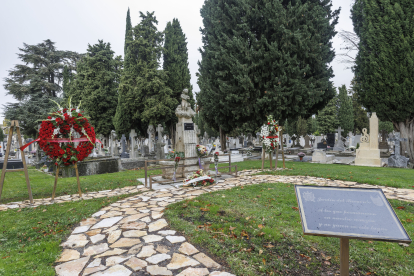 El Jardín para el Recuerdo de todos los fallecidos, aunque no yacen en el campo santo de Burgos, está al entrar al cementerio de San José.