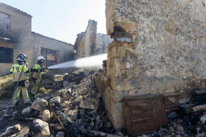 Dos bomberos sofocan el fuego en Quintanilla del Coco, uno de los pueblos que tendrá protección.
