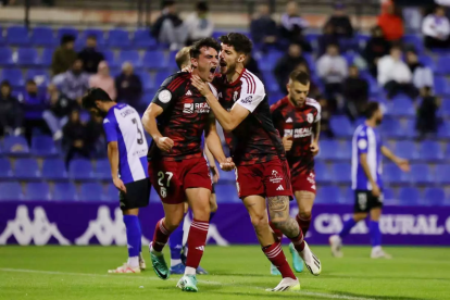 Los jugadores del Burgos CF celebran uno de los goles.