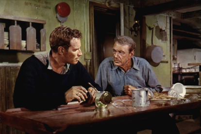 Charlton Heston (izquierda) y Gary Cooper en 'Misterio en el barco perdido'.