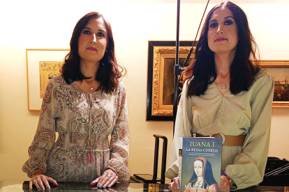 Las hermanas Laura (izquierda) y María Lara Martínez, prologuista y autora respectivamente de 'Juana I. La reina cuerda'.