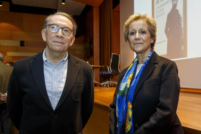 María Jesús Jabato, acompañada del presidente de la SFB, José Ignacio Bravo, en la presentación del primer volumen en 2021.