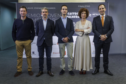 Los finalistas del Premio Joven Empresario 2023 con el presidente de AJE, Álvaro Peso (centro)
