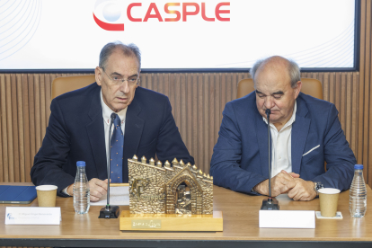 Miguel Ángel Benavente y Andrés Hernando durante la rueda de prensa de anuncio del reconocimiento de Femebur a Casple.