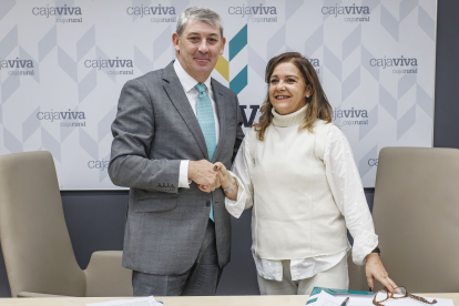 El presidente de Cajaviva Caja Rural y la responsable de la Asociación Las Calzadas sellan el acuerdo de colaboración.